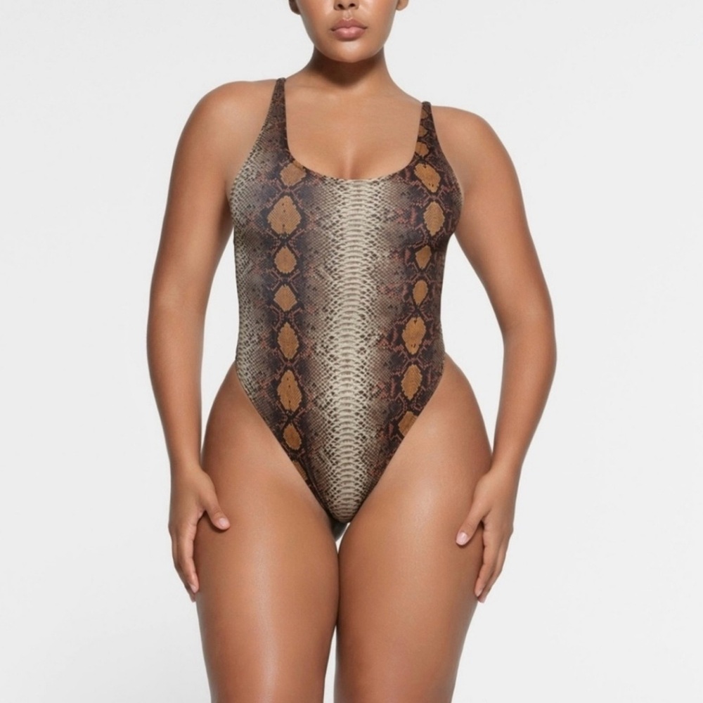SKIMS SWIM SCOOP NECK ONE PIECE
Swimsuit Bathing suit Desert Snake Print size s